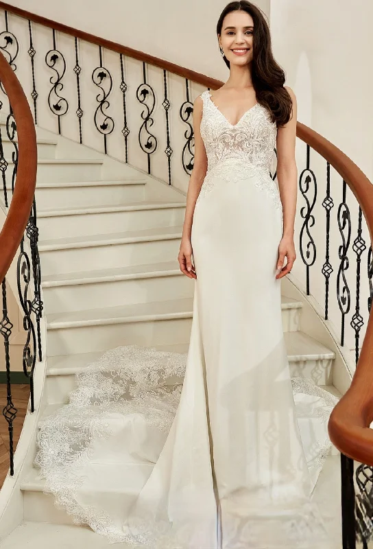 Motifs Crepe Sheath Shaped Court Lace Train Wedding Dress Floral Wedding Gown